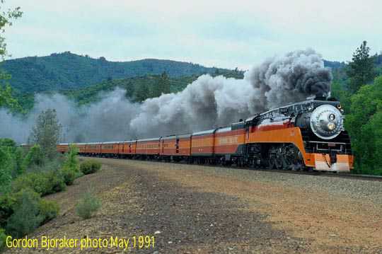 [SP 4449 steaming through Lakehead, CA]