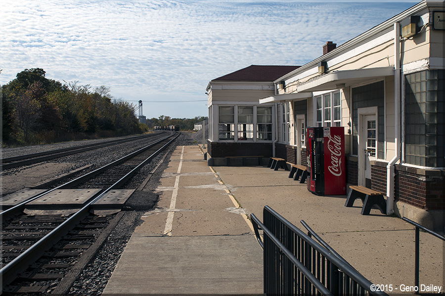 Looking west from the platform towards Kansas City and eventually Los