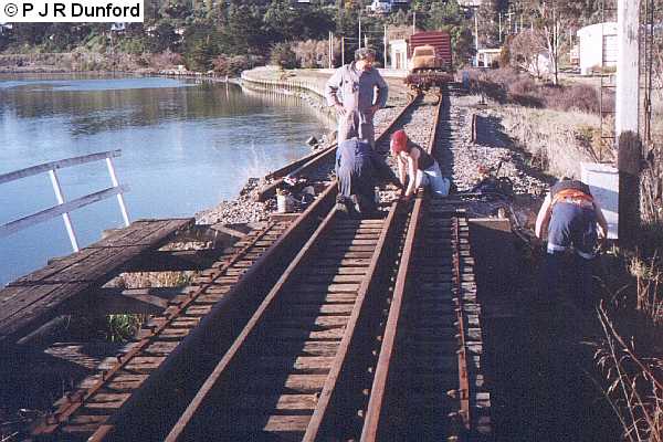 Re-bonding rails at Duncans Bridge
