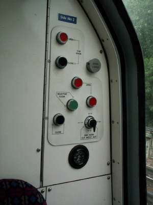 Rear bulkhead door controls