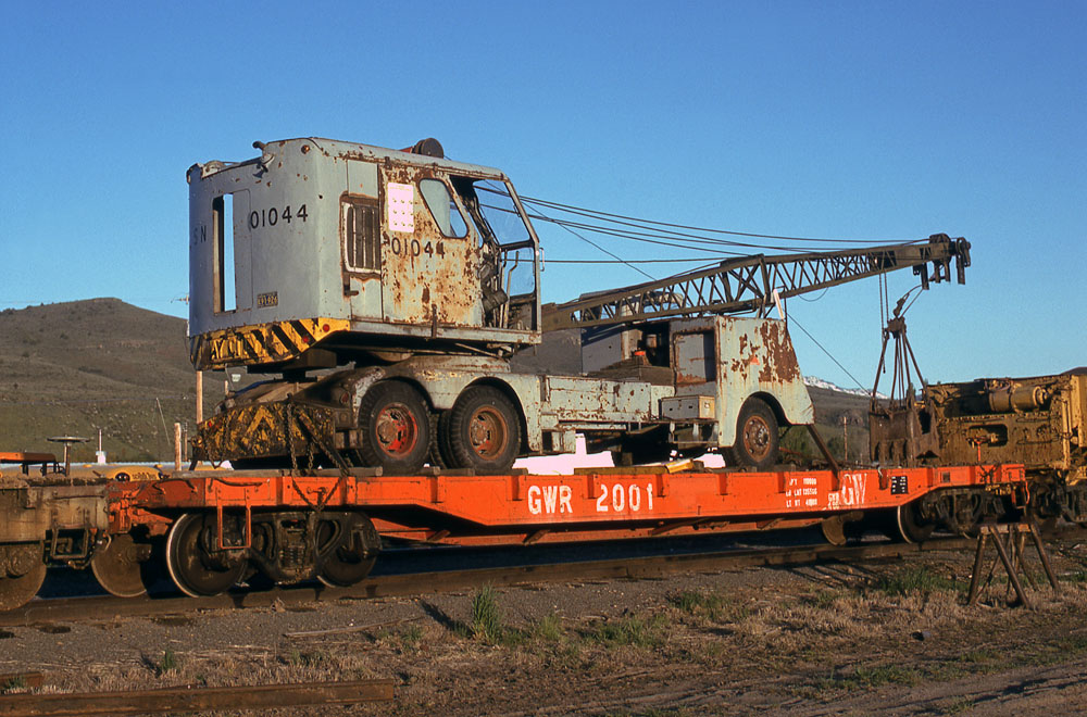 Great Western Railway flat 2001 and the rubber tired crane it carried