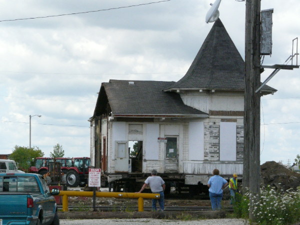Sidewalk superintendents kept apart from work by two main tracks
