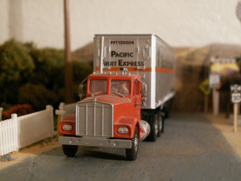 Pacific Fruit Express tractor trailer by Athearn