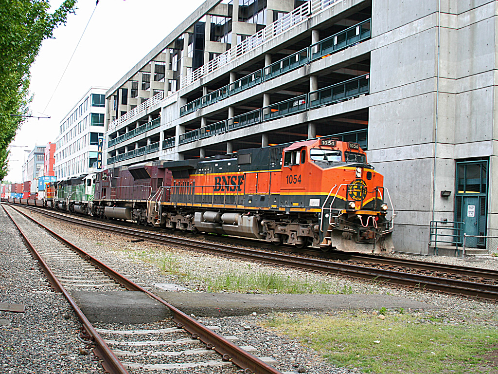 BNSF 1054 West Enters East Portal, Seattle, WA