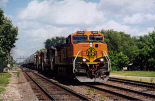 BNSF 1000 WEST PASSES FREMONT PARK AT EMPORIA, KS LATE IN THE DAY IN JUNE 1998.