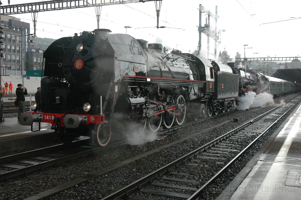 2782-0021-040513.jpg - SNCF 141 R 1244 + DB 41.018 / Zürich HB 4.5.2013