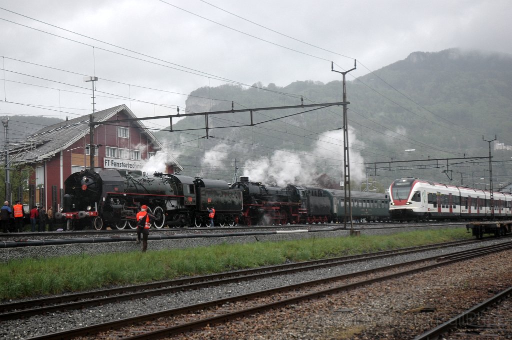 2786-0017-040513.jpg - SNCF 141 R 1244 + DB 41.018 + SBB-CFF RABe 521.013 «Delémont» / Oensingen 4.5.2013