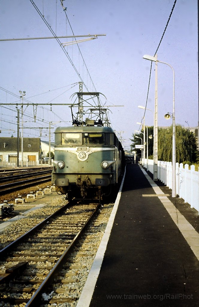 0046-0019tp.jpg - SNCF BB 9265 / Amboise 10.8.1981