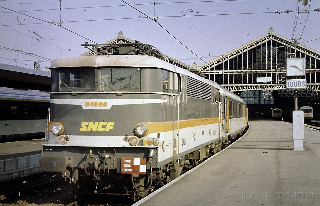 0046-0021s.jpg - SNCF BB 9282 / Tours 10.8.1981