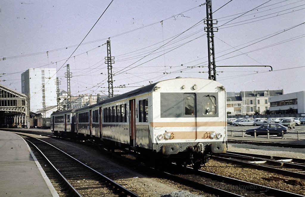 0046-0022s.jpg - SNCF Z 4187 / Tours 10.8.1981