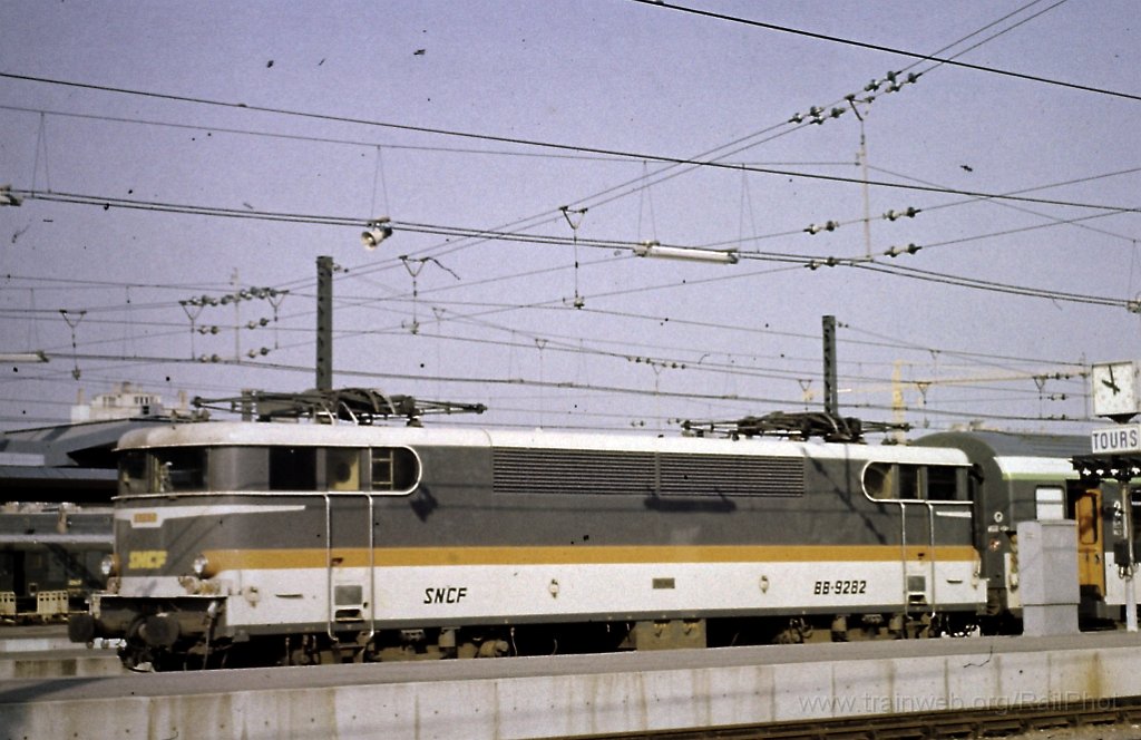 0046-0027s.jpg - SNCF BB 9282 / Tours 10.8.1981