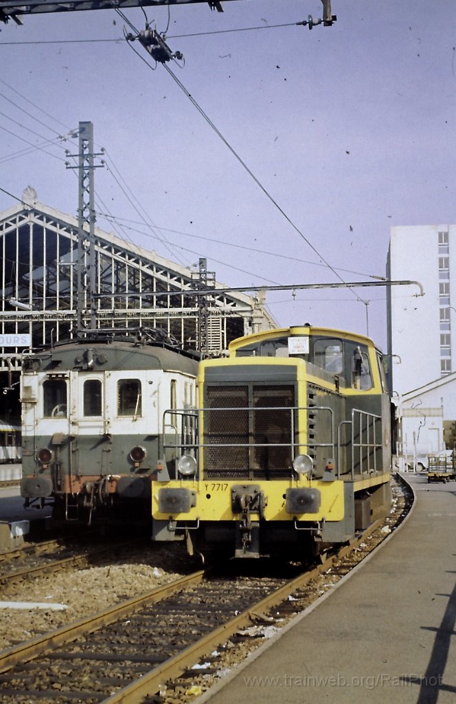 0046-0028s.jpg - SNCF Z 4164 + Y 7717 / Tours 10.8.1981