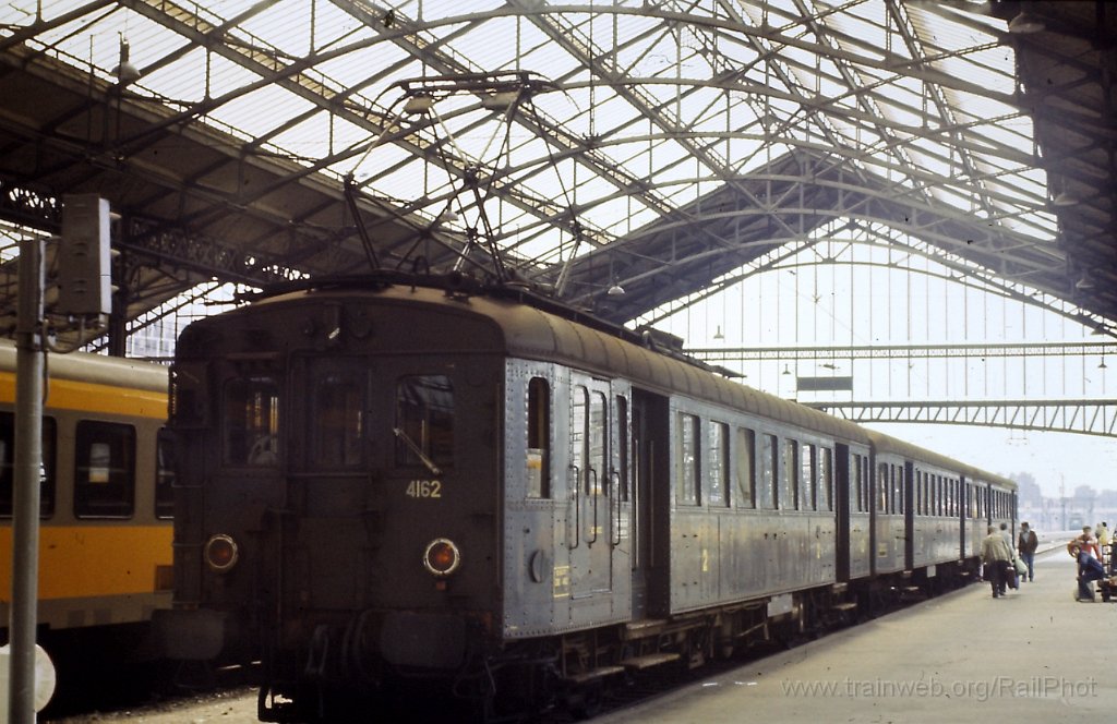 0046-0035s.jpg - SNCF Z 4162 / Tours 10.8.1981