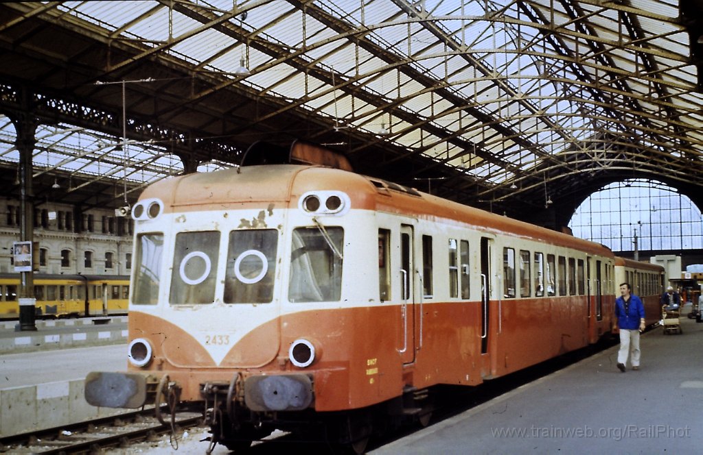 0046-0036s.jpg - SNCF X 2433 / Tours 10.8.1981