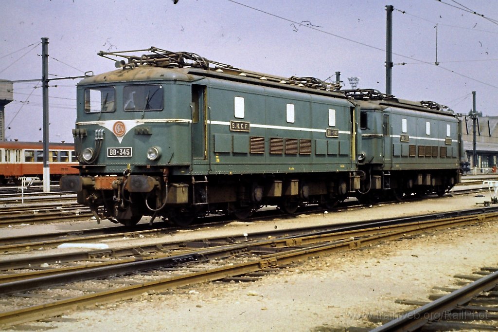 0047-0008tp-r.jpg - BB 345 + 355 / St.Pierre-des-Corps 10.8.1981
