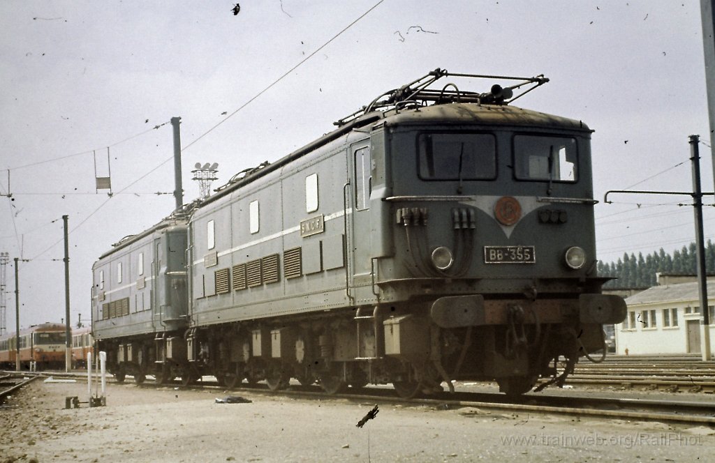 0047-0010s.jpg - SNCF BB 355 + 345 / St.Pierre-des-Corps 10.8.1981