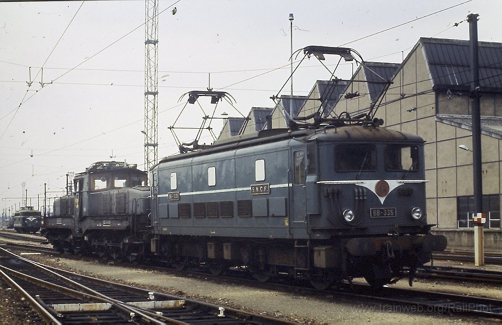 0047-0016s.jpg - SNCF BB 335 + CC 1111 / St.Pierre-des-Corps 10.8.1981
