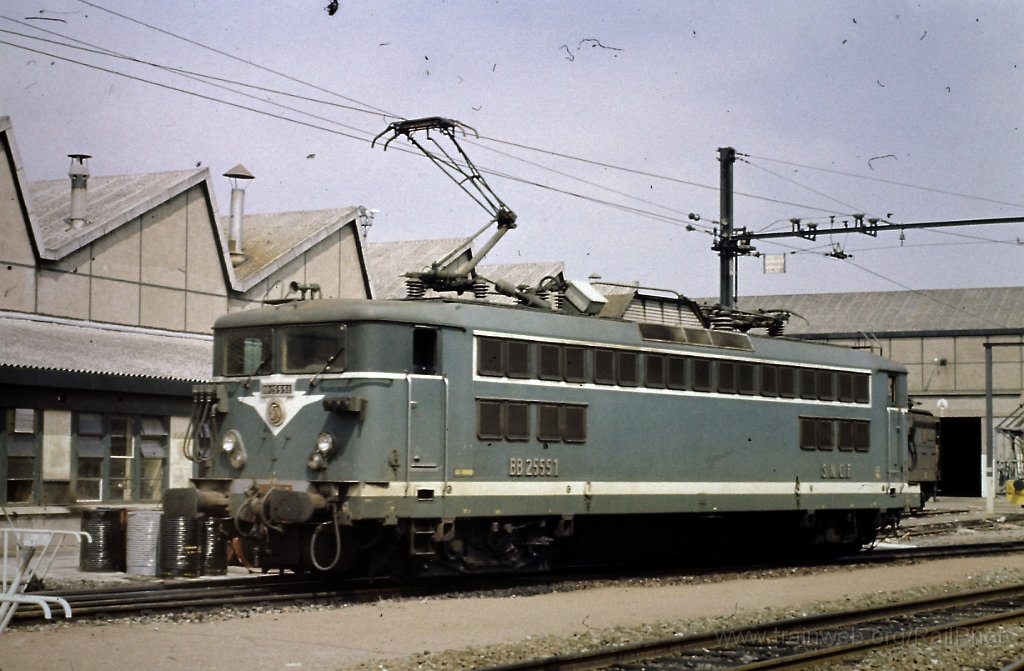 0047-0017s.jpg - SNCF BB 25551 / St.Pierre-des-Corps 10.8.1981