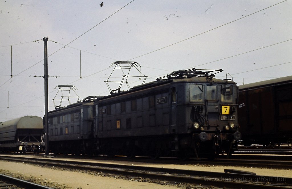 0047-0022s.jpg - SNCF BB 4741 + BB 4743 / St.Pierre-des-Corps 10.8.1981