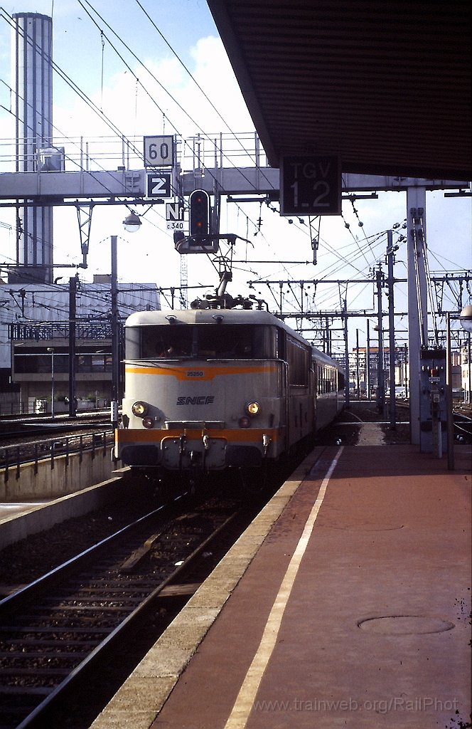 0143-0034s.jpg - SNCF BB 25250 / Lyon Part-Dieu 18.7.1987