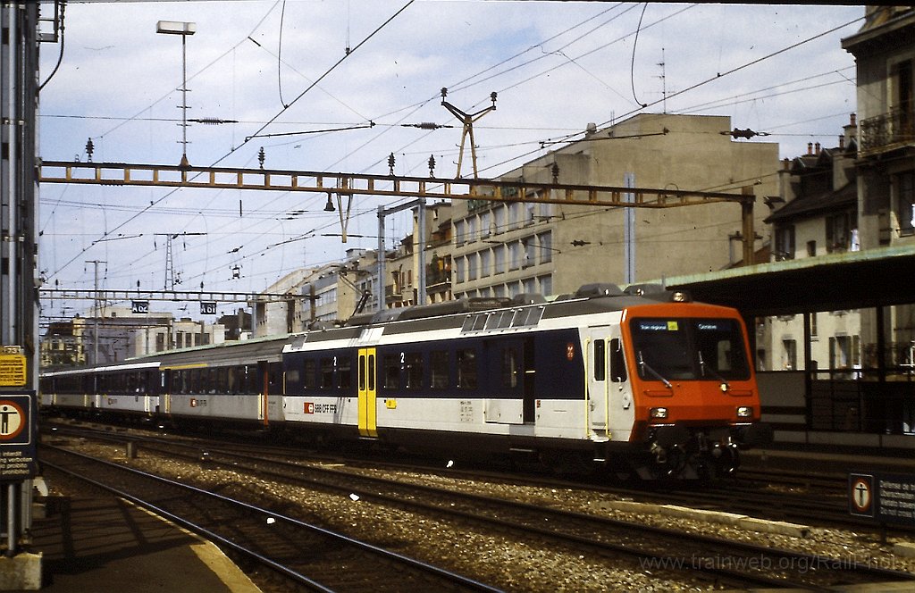 0146-0017s.jpg - SBB-CFF NPZ RBDe 4/4 2105 / Genève-Cornavin 21.7.1987