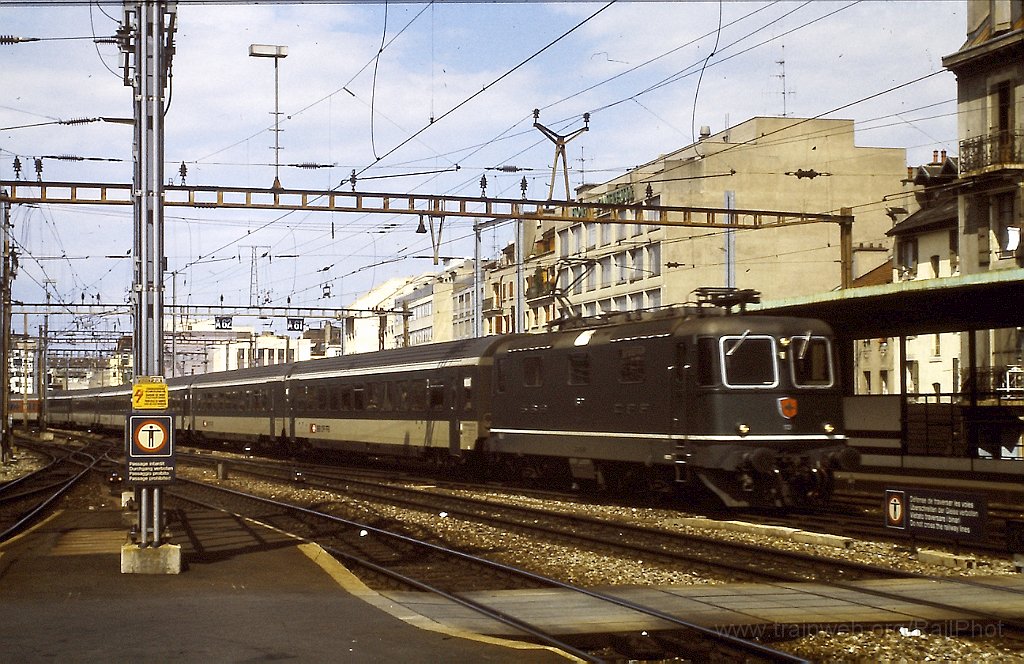 0146-0019s.jpg - SBB-CFF Re 4/4'' *** / Genève-Cornavin 21.7.1987