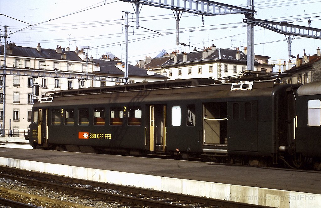 0146-0037s.jpg - SBB-CFF BDe 4/4'' 1302 / Genève-Cornavin 21.7.1987