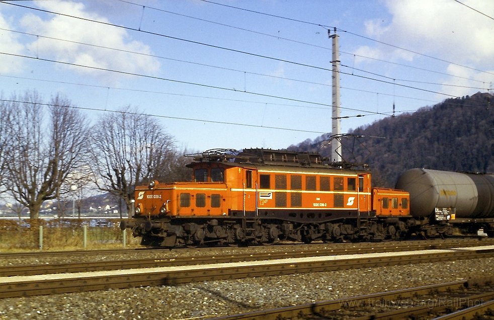 0161-0007.jpg - ÖBB 1020.039-2 / Bregenz Hbf 13.2.1988