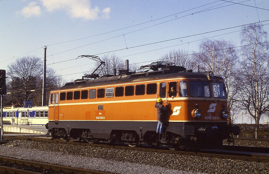 0161-0011s.jpg - ÖBB 1042.636-9 / Bregenz Hbf 13.2.1988