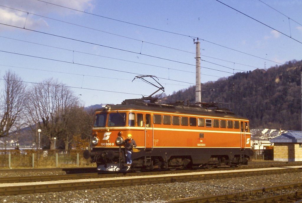 0161-0012s.jpg - ÖBB 1042.636-9 / Bregenz Hbf 13.2.1988