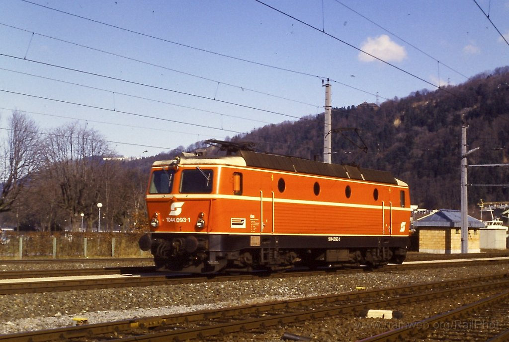 0161-0015s.jpg - ÖBB 1044.093-1 / Bregenz Hbf 13.2.1988