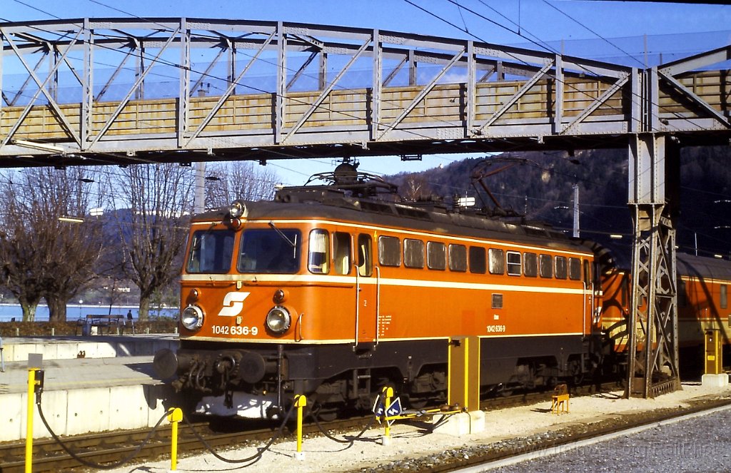 0161-0017s.jpg - ÖBB 1042.636-9 / Bregenz Hbf 13.2.1988