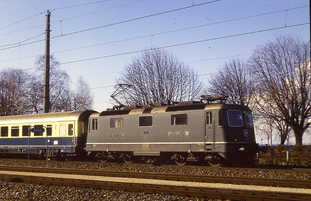 0161-0021s.jpg - SBB-CFF Re 4/4'' 11200 / Bregenz Hbf 13.2.1988