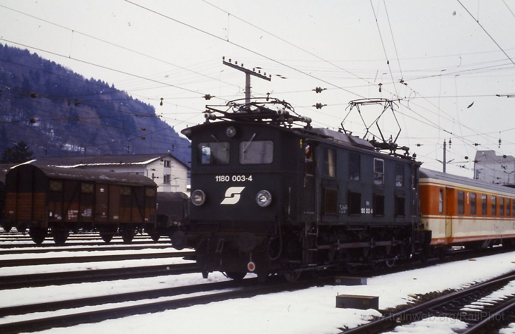 0163-0013s.jpg - ÖBB 1180.003-4 / Feldkirch 5.3.1988