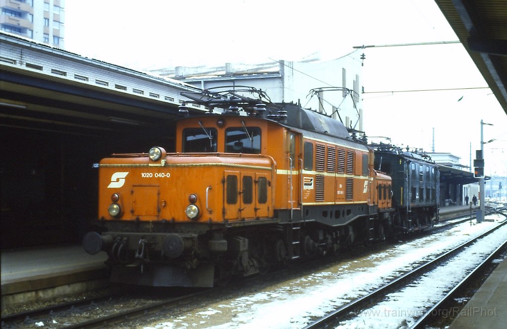 0163-0015s.jpg - ÖBB 1020.040-0 + 1180.005-9 / Feldkirch 5.3.1988