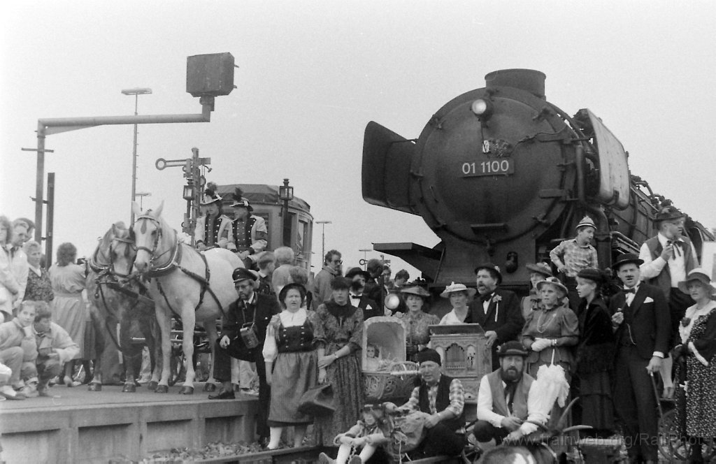 0205-0103-161088.jpg - DB 01.1100 / Friedrichshafen Hbf 16.10.1988