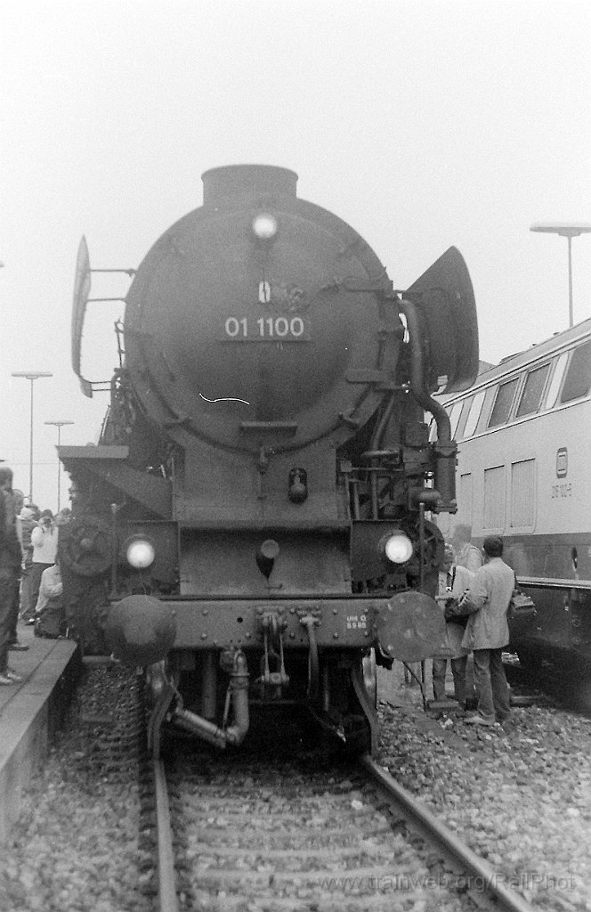 0205-0104-161088.jpg - DB 01.1100 / Friedrichshafen Hbf 16.10.1988
