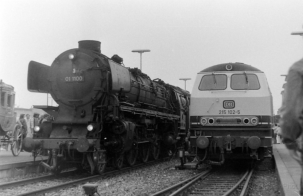 0205-0110-161088.jpg - DB 01.1100 + 215.102-5 / Friedrichshafen Hbf 16.10.1988