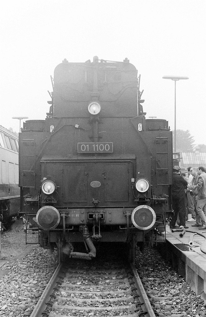 0205-0112-161088.jpg - DB 01.1100 / Friedrichshafen Hbf 16.10.1988