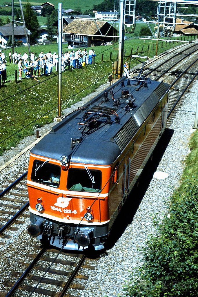 0195-0035-s.jpg - ÖBB 1044.123-6 / Frutigen 14.8.1988
