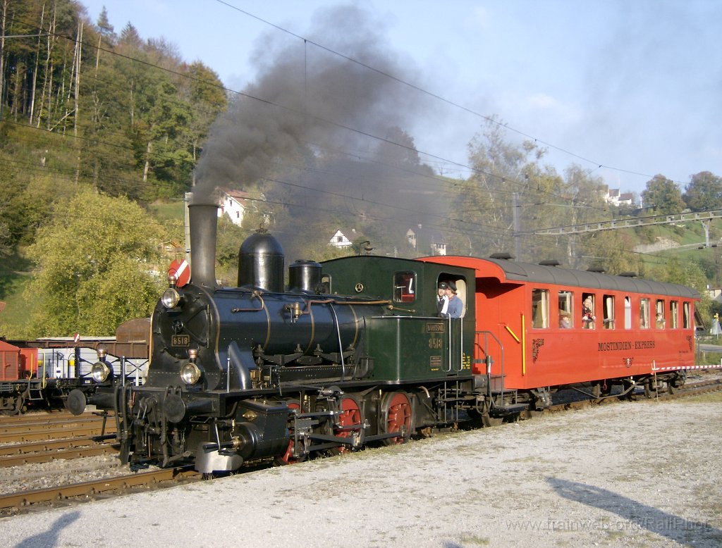1433-0006-131007.jpg - DVZO E 3/3 8518 "Bäretswil" + MThB C 111 "Mostindien-Express" / Bauma 13.10.2007