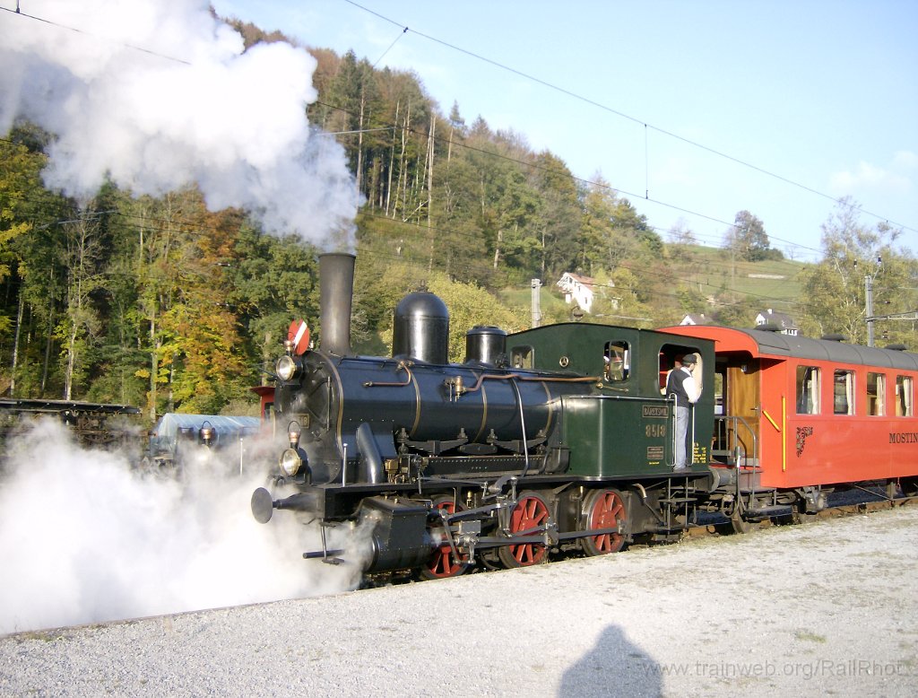 1433-0012-131007.jpg - DVZO E 3/3 8518 "Bäretswil" + MThB C 111 "Mostindien-Express" / Bauma 13.10.2007