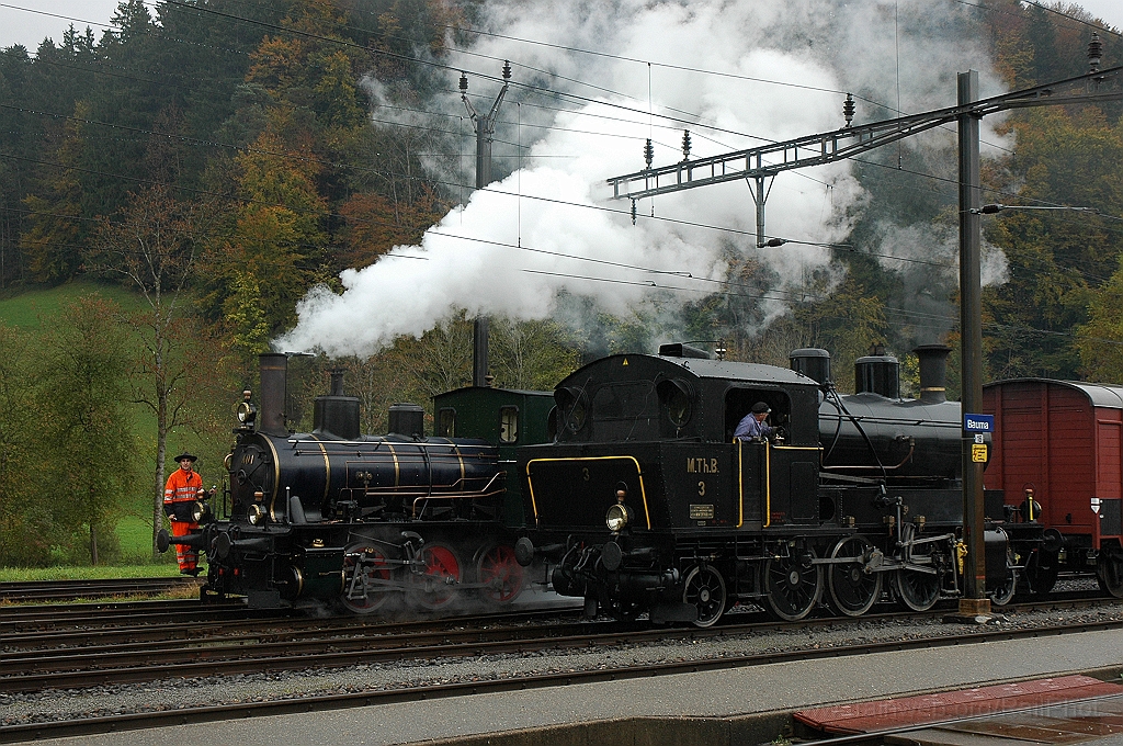 2001-0026-161010.jpg - MThB Ec 3/5 3 + DVZO Ed 3/3 401 «Bauma» / Bauma 16.10.2010
