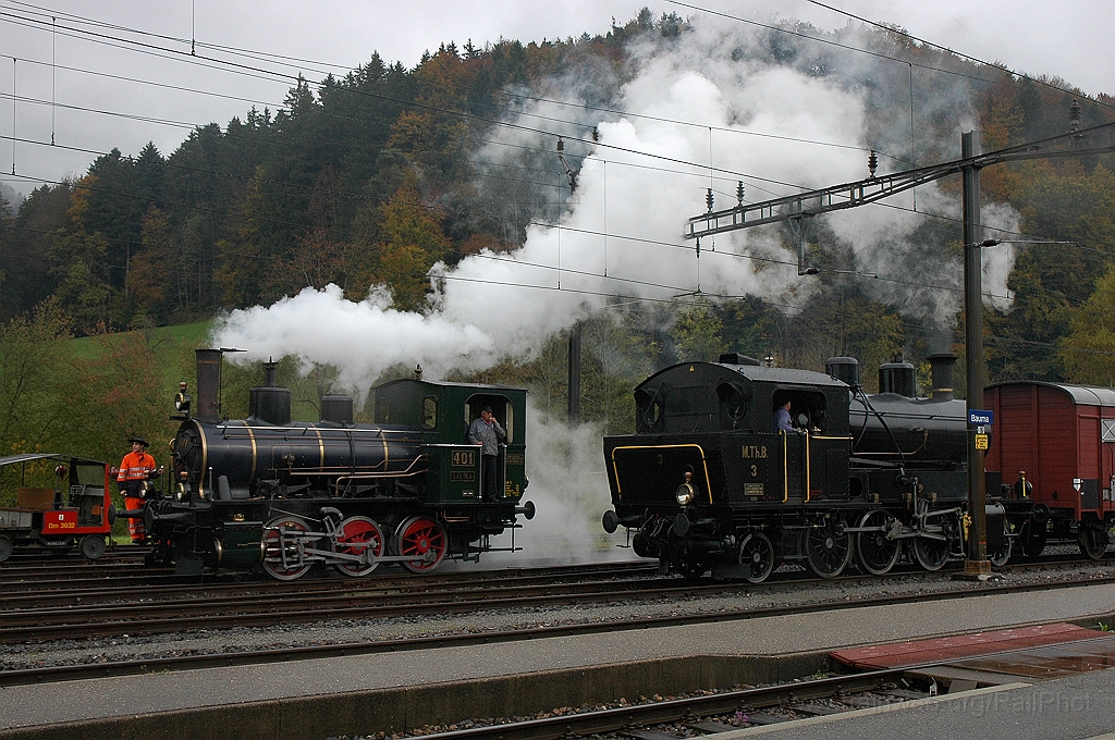 2001-0029-161010.jpg - MThB Ec 3/5 3 + DVZO Ed 3/3 401 «Bauma» / Bauma 16.10.2010