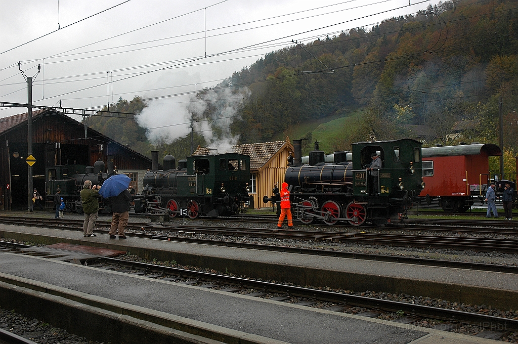 2001-0037-161010.jpg - DVZO E 3/3 10 + E 3/3 8518 «Bäretswil» + Ed 3/3 401 «Bauma» / Bauma 16.10.2010