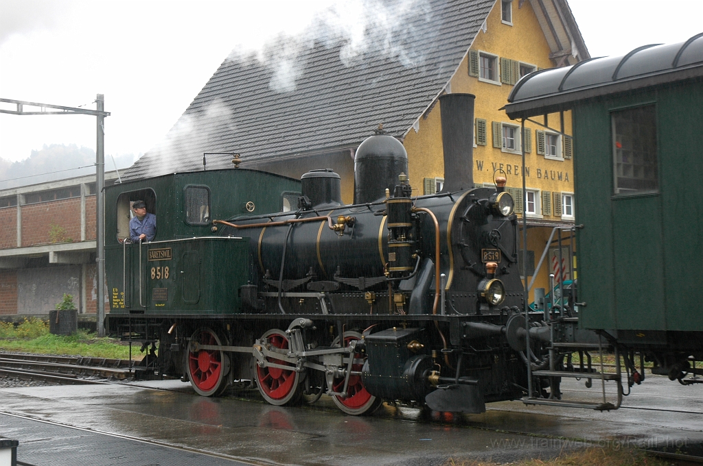 2006-0021-171010.jpg - DVZO E 3/3 8518 «Bäretswil» / Bauma 16.10.2010