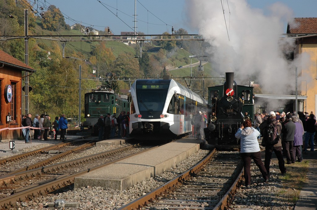 2240-0049-161011.jpg - SBB Ae 8/14 11801 + Thurbo RABe 526.767-9 + DVZO E 3/3 8518 "Bäretswil"
