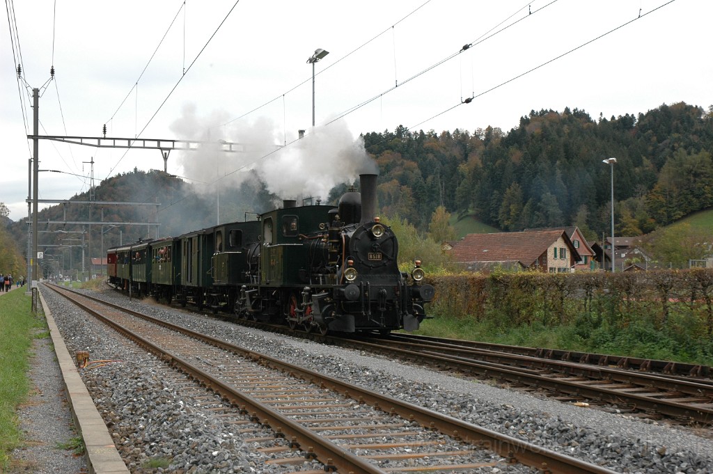 2654-0023-141012.jpg - DVZO E 3/3 8518 «Bäretswil» + E 3/3 10 / Bauma 14.10.2012