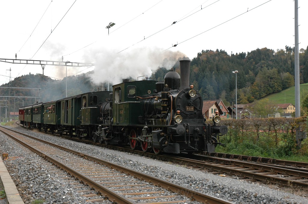 2654-0025-141012.jpg - DVZO E 3/3 8518 «Bäretswil» + E 3/3 10 / Bauma 14.10.2012