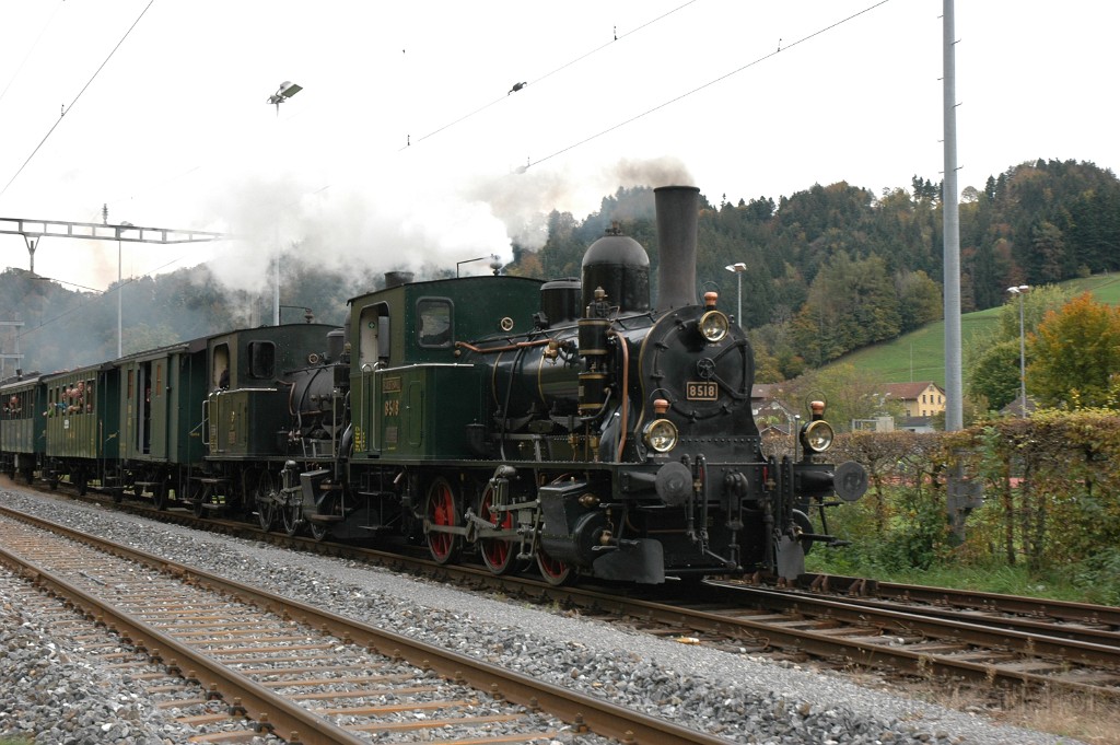 2654-0026-141012.jpg - DVZO E 3/3 8518 «Bäretswil» + E 3/3 10 / Bauma 14.10.2012